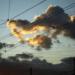 összekötözött felhők